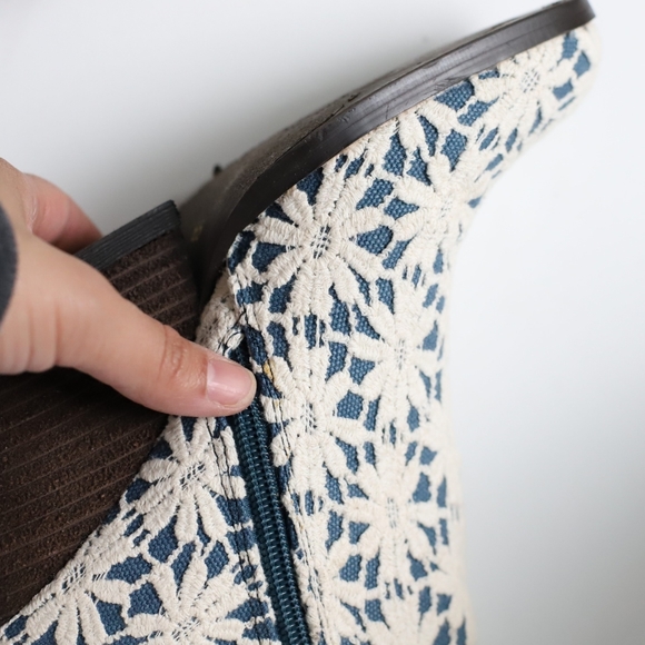 Very Volatile Cherie Lace Booties, blue denim - Picture 4 of 11